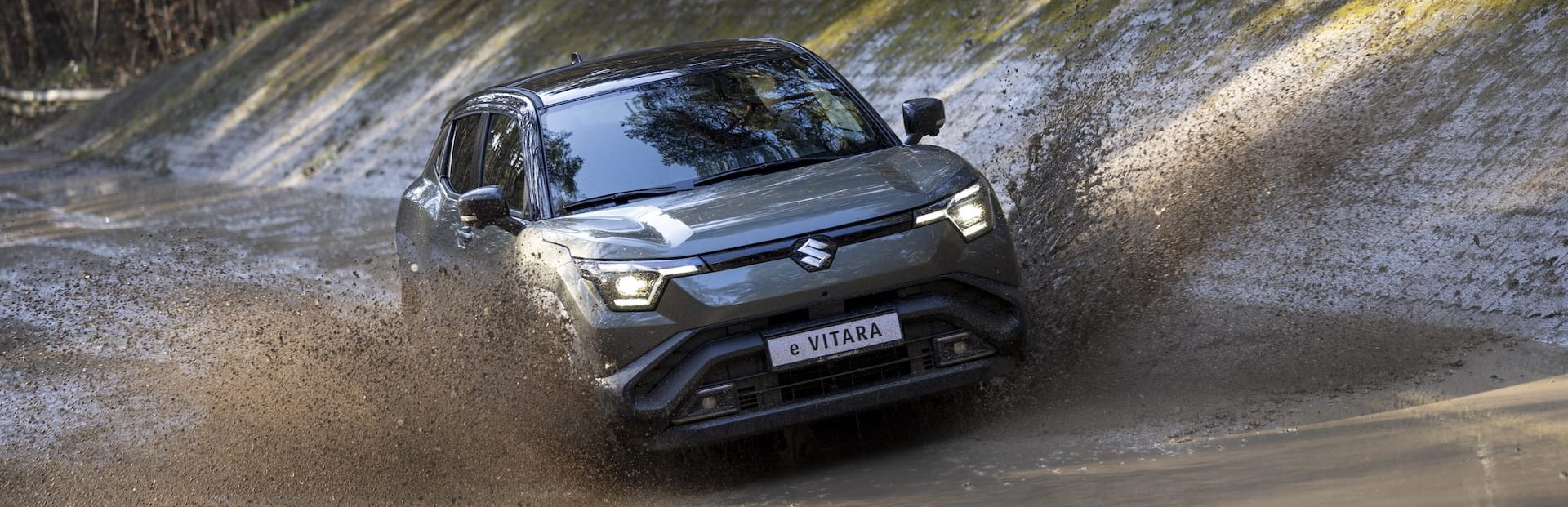 Suzuki eVitara auf Landstrecke im Wasser