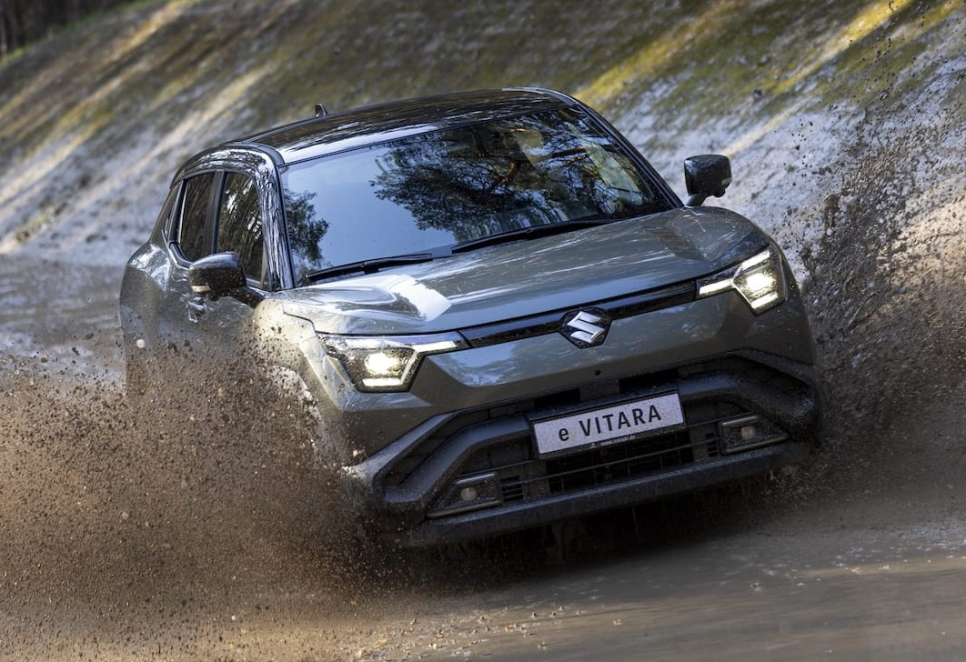 Suzuki eVitara auf Landstrecke im Wasser