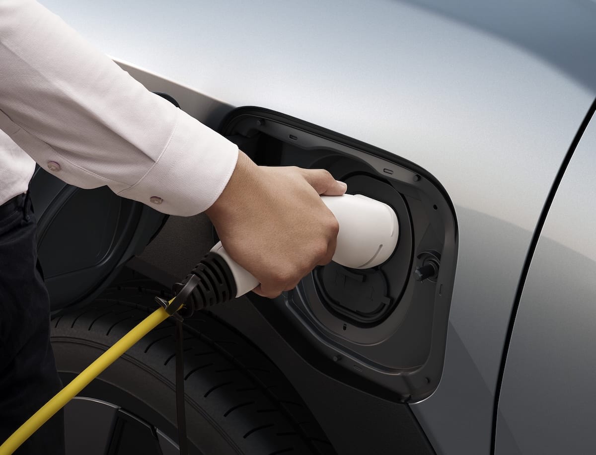 Suzuki eVitara beim Laden des Autos