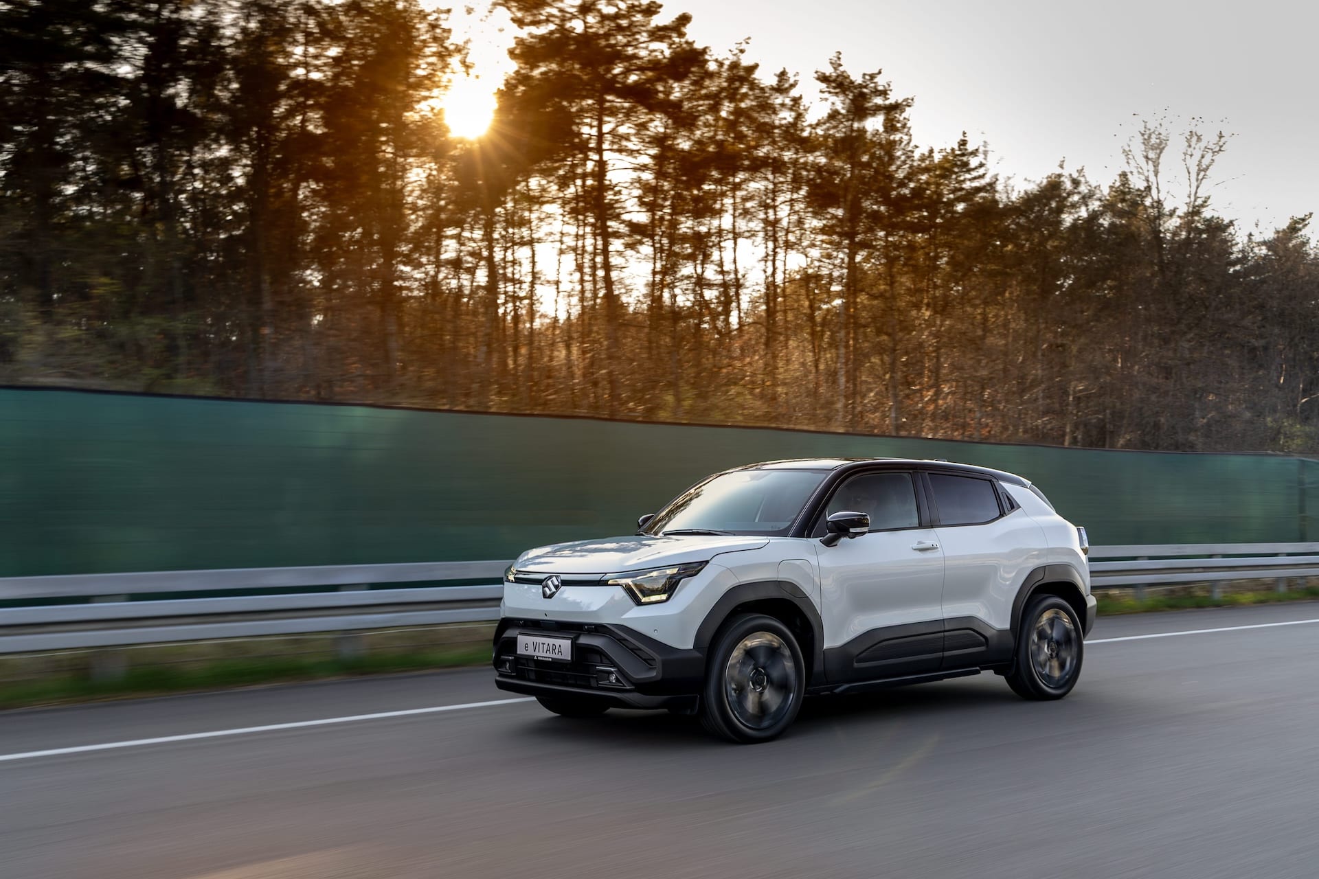 Suzuki eVitara Auto auf der Strasse